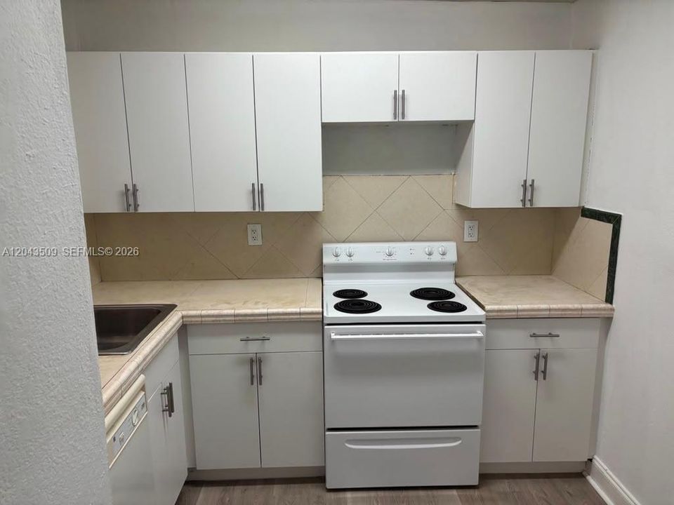 В аренду: $1,700 (2 спален, 1 ванн, 826 Квадратных фут)