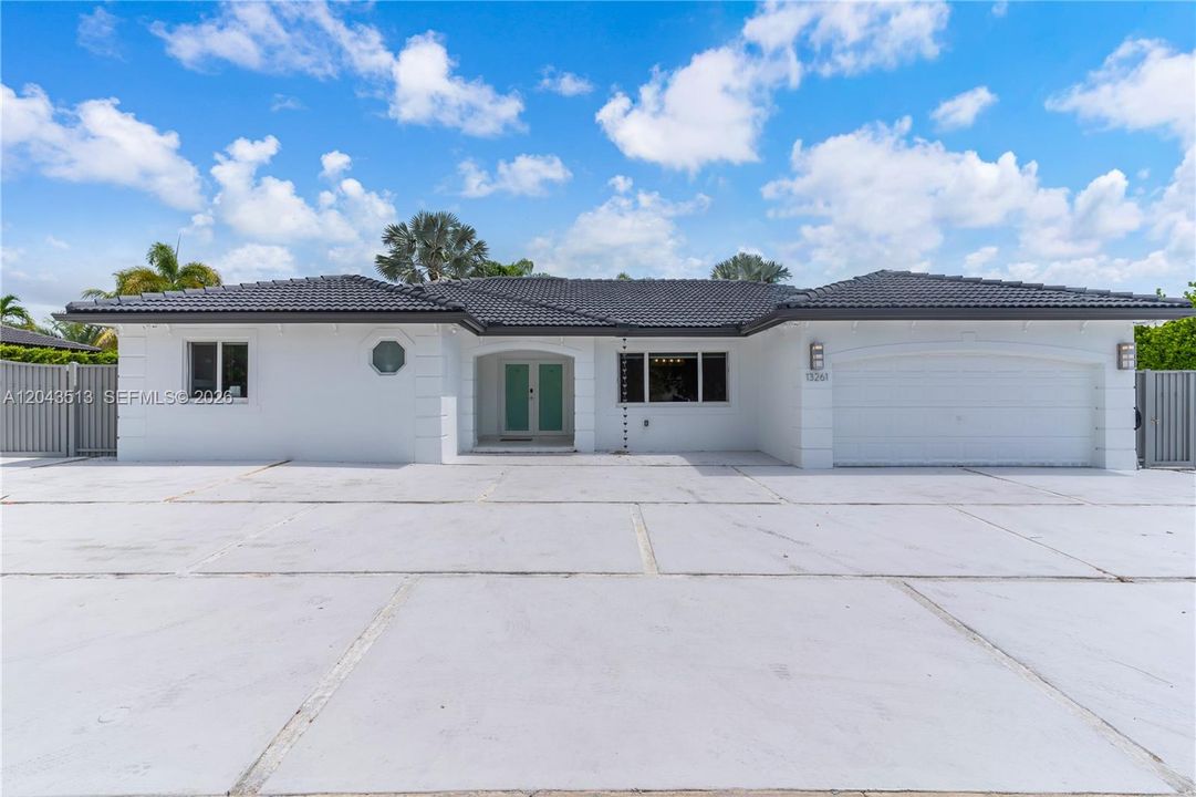 For Sale: $949,900 (3 beds, 2 baths, 2111 Square Feet)