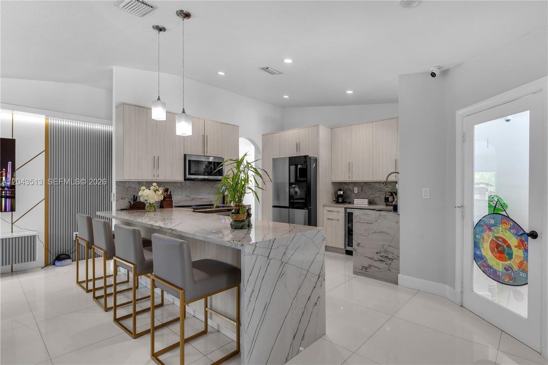 For Sale: $949,900 (3 beds, 2 baths, 2111 Square Feet)