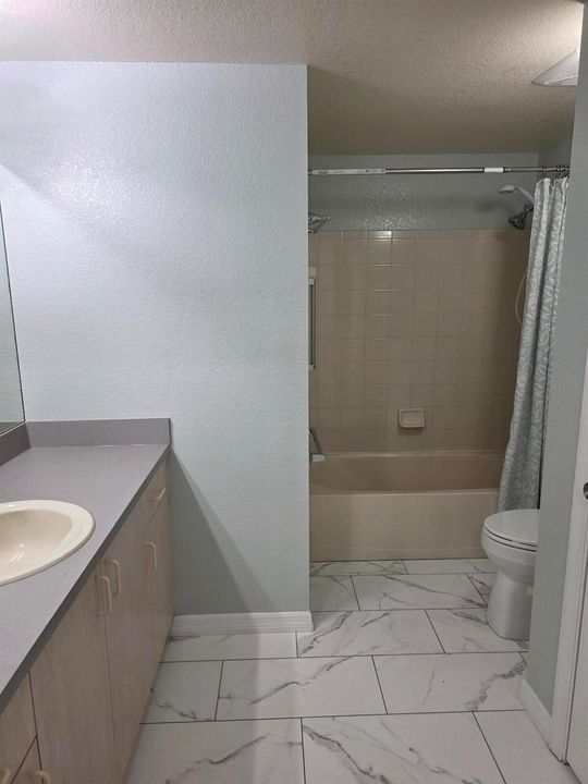 22_south_bath_vanity_tub_toilet_wide_vie