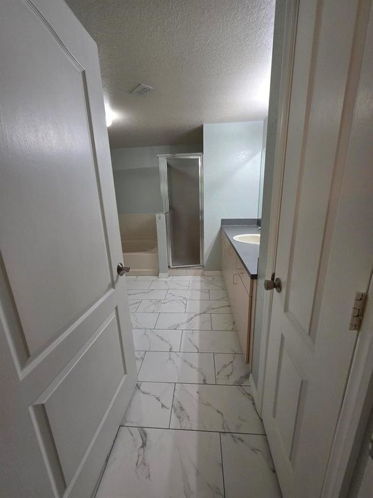 34_north_bath_entry_vanity_tub_shower__2