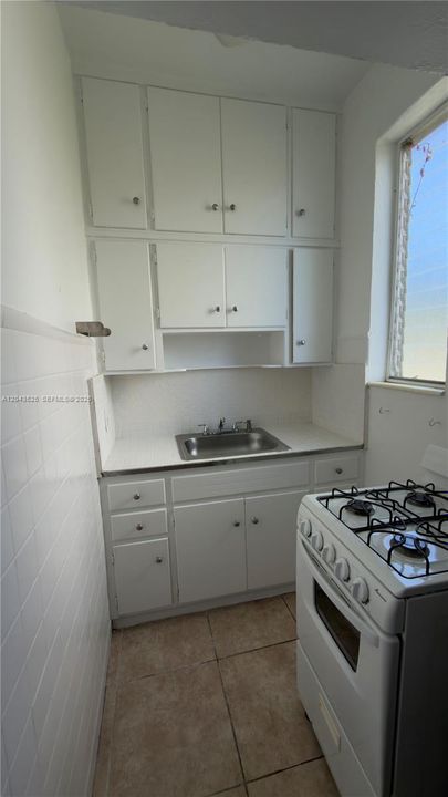 For Rent: $1,800 (1 beds, 1 baths, 1999 Square Feet)