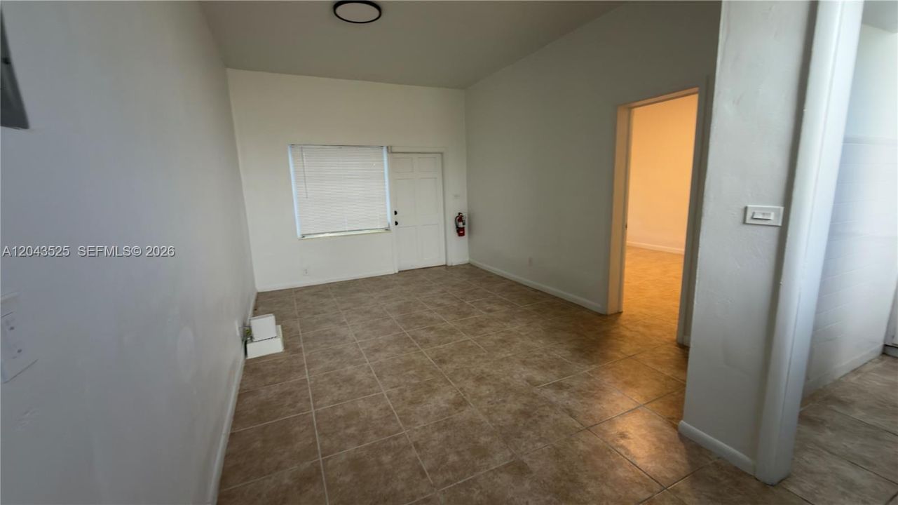 For Rent: $1,800 (1 beds, 1 baths, 1999 Square Feet)
