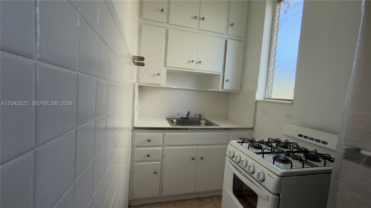 For Rent: $1,800 (1 beds, 1 baths, 1999 Square Feet)