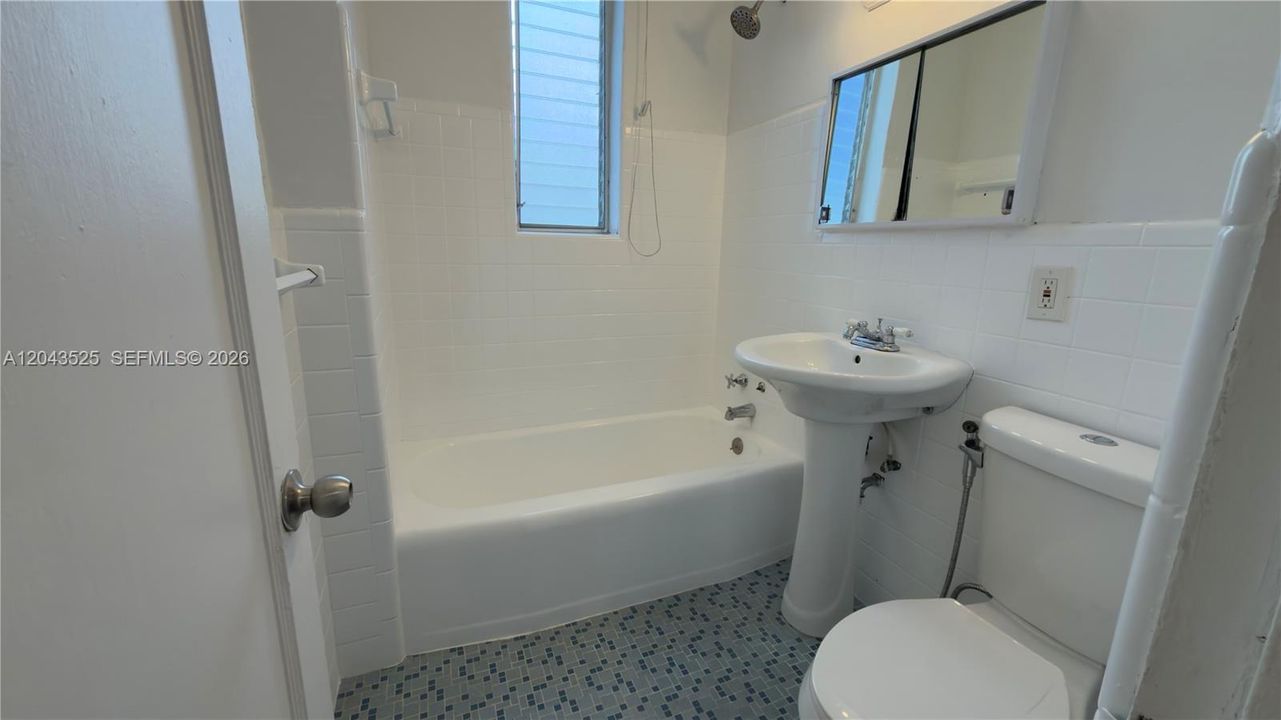 For Rent: $1,800 (1 beds, 1 baths, 1999 Square Feet)