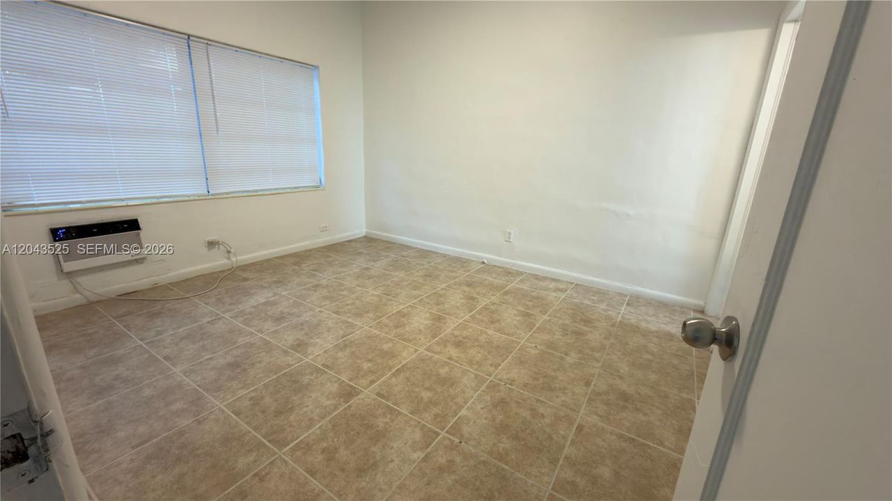For Rent: $1,800 (1 beds, 1 baths, 1999 Square Feet)
