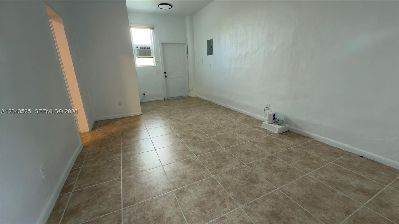 For Rent: $1,800 (1 beds, 1 baths, 1999 Square Feet)