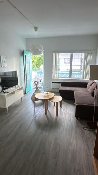 В аренду: $1,700 (0 спален, 1 ванн, 370 Квадратных фут)