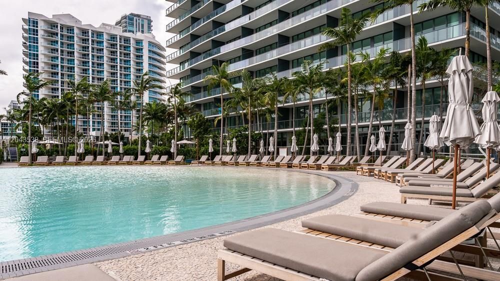 For Rent: $5,500 (2 beds, 3 baths, 1175 Square Feet)