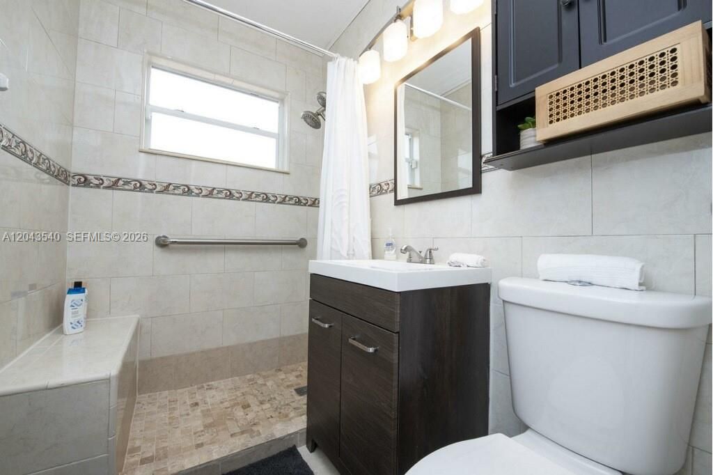 For Rent: $1,800 (1 beds, 1 baths, 1713 Square Feet)
