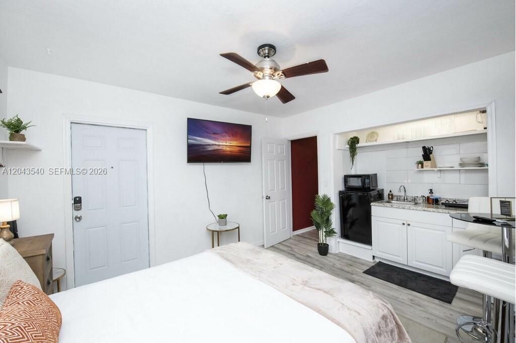 For Rent: $1,800 (1 beds, 1 baths, 1713 Square Feet)