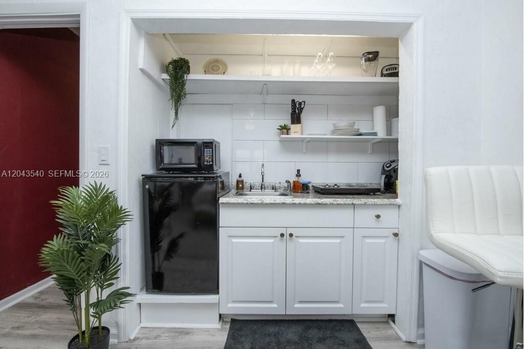 For Rent: $1,800 (1 beds, 1 baths, 1713 Square Feet)