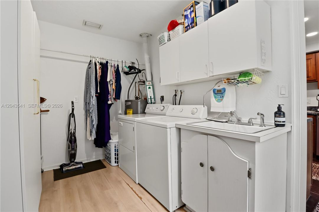 En Venta: $875,000 (3 camas, 2 baños, 2141 Pies cuadrados)