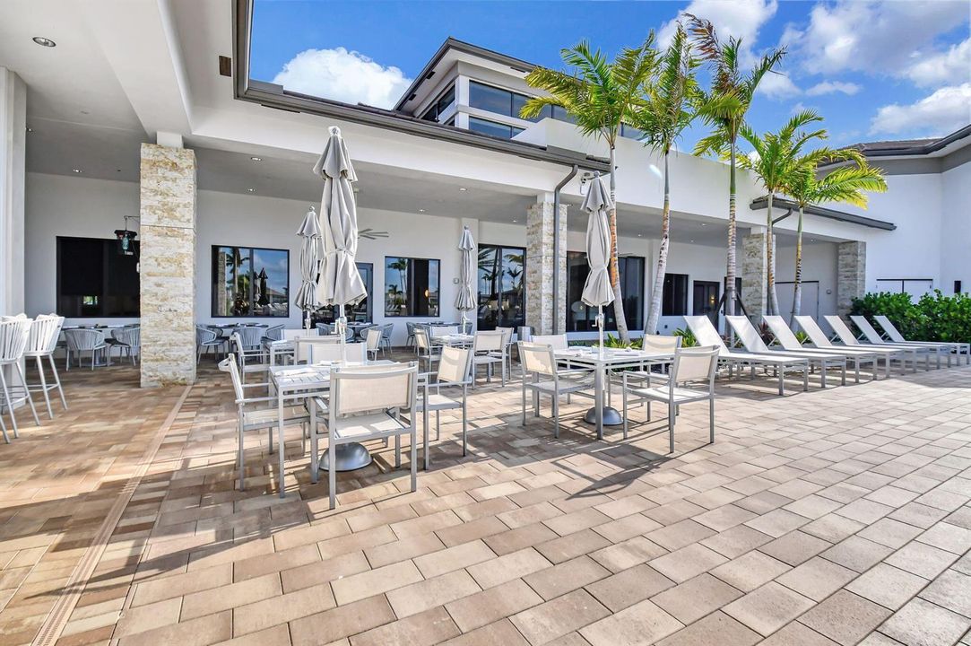 Outdoor Happy Hours and Meals