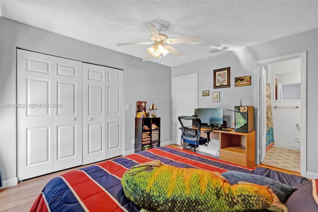 For Sale: $349,900 (2 beds, 2 baths, 1214 Square Feet)
