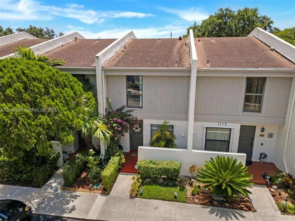 For Sale: $349,900 (2 beds, 2 baths, 1214 Square Feet)