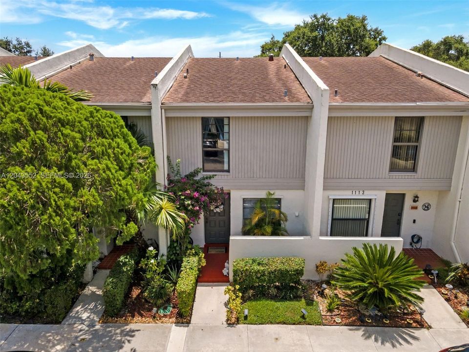 For Sale: $349,900 (2 beds, 2 baths, 1214 Square Feet)