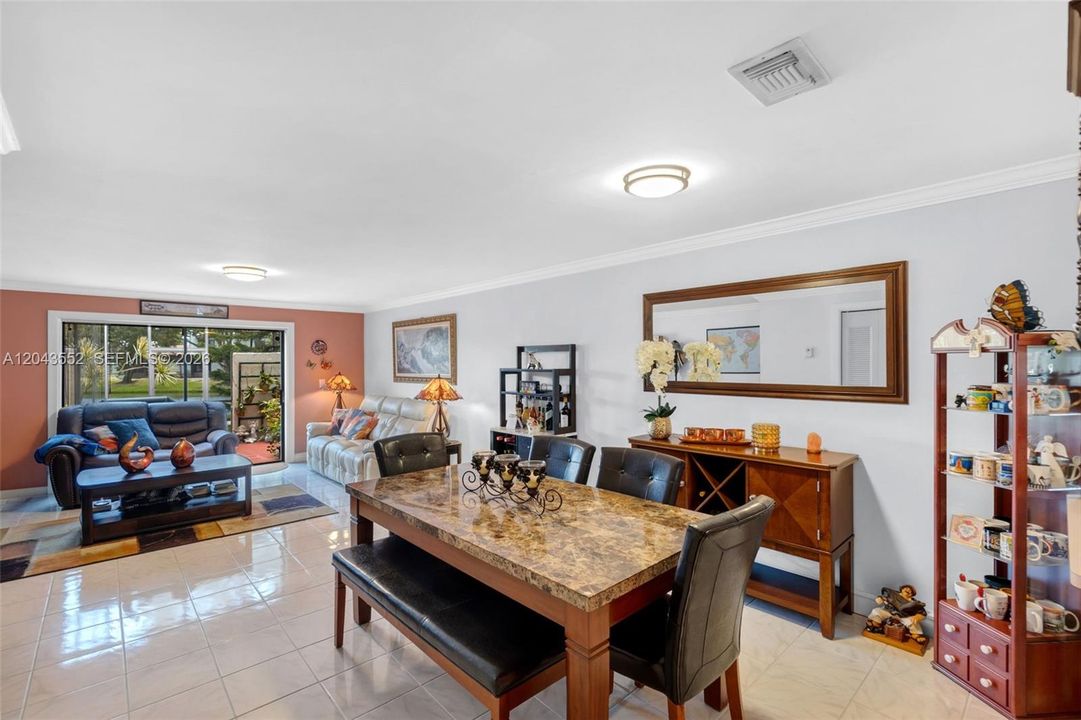 For Sale: $349,900 (2 beds, 2 baths, 1214 Square Feet)
