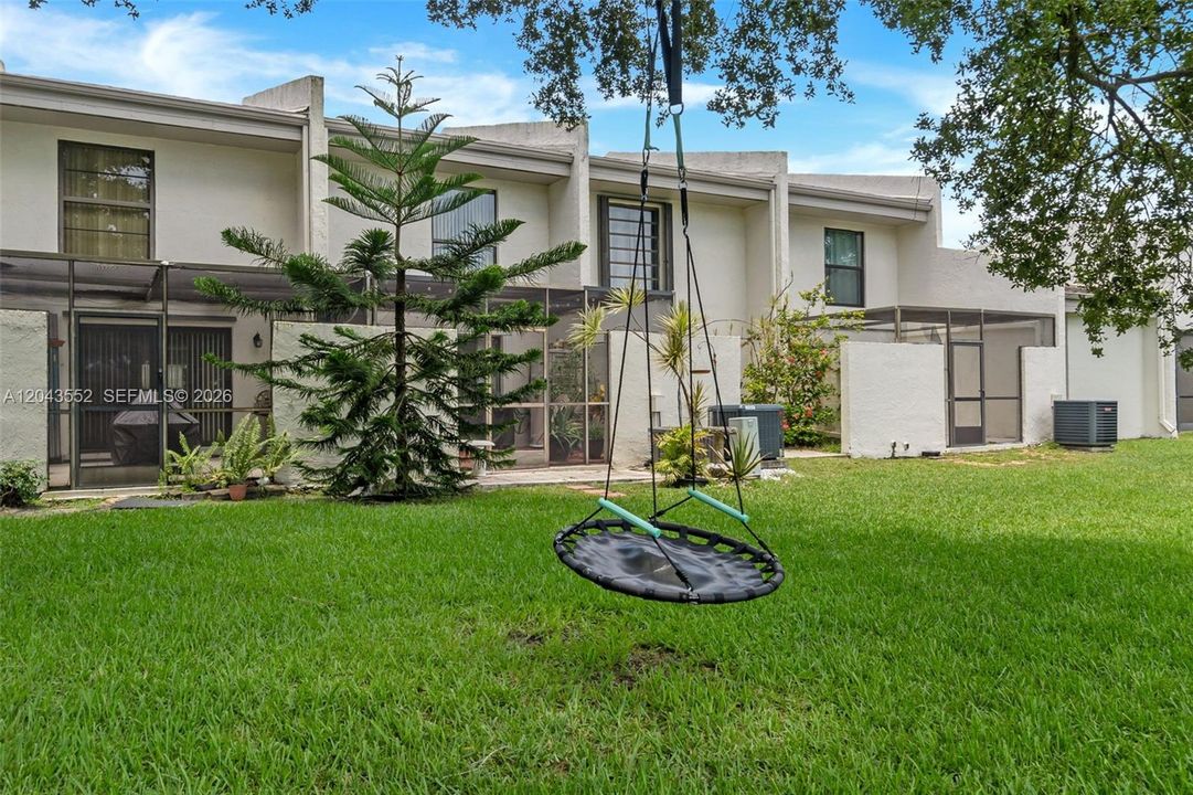 For Sale: $349,900 (2 beds, 2 baths, 1214 Square Feet)
