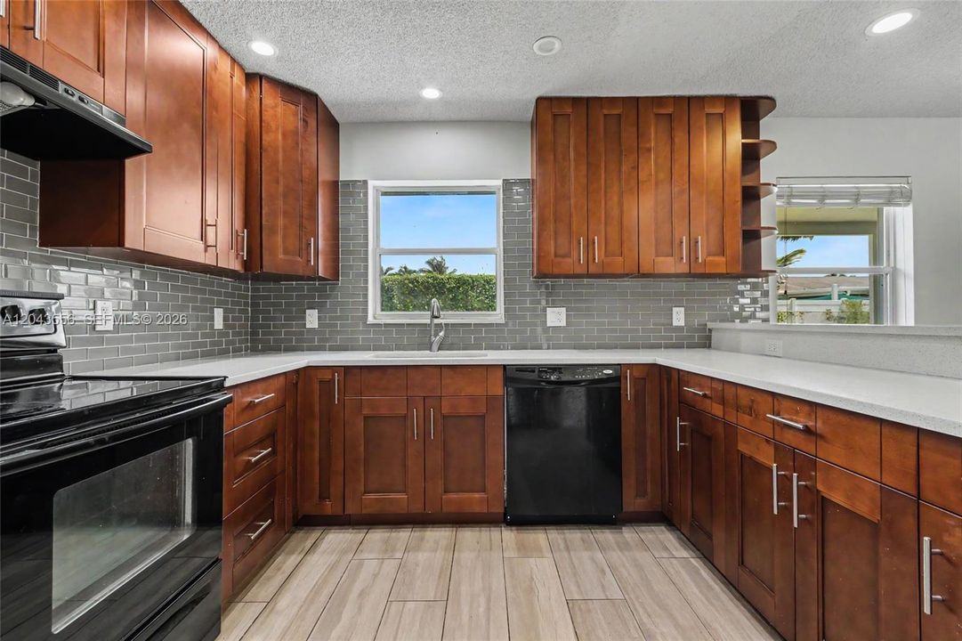 На продажу: $589,900 (3 спален, 2 ванн, 1536 Квадратных фут)