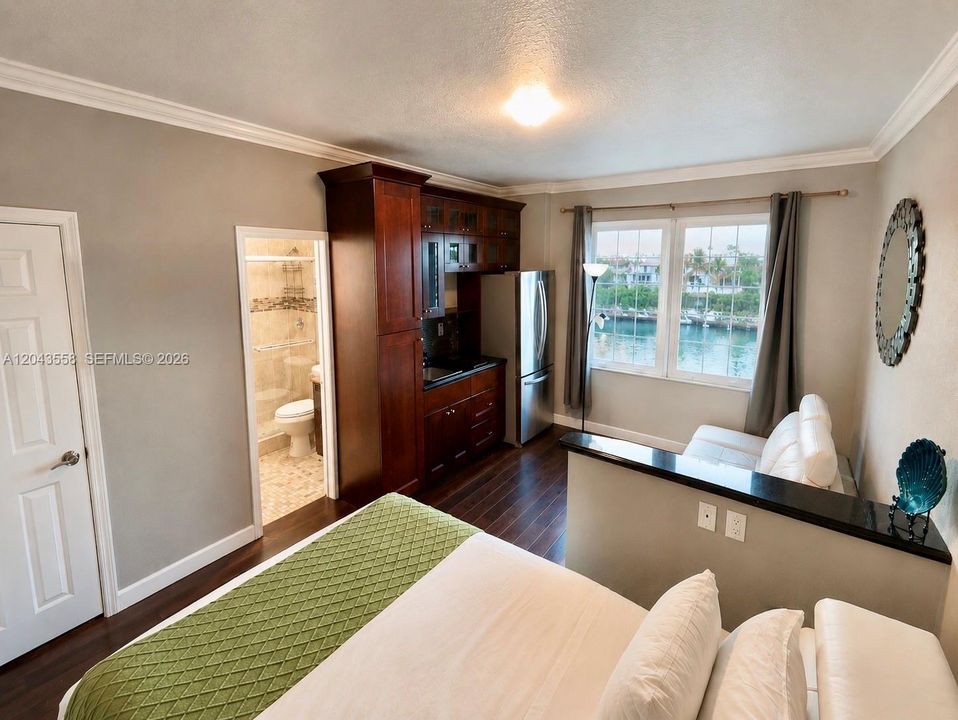 В аренду: $1,695 (0 спален, 1 ванн, 287 Квадратных фут)
