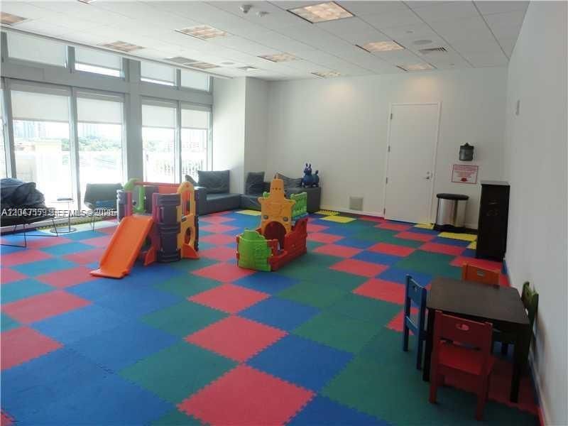 For Rent: $3,100 (1 beds, 1 baths, 693 Square Feet)
