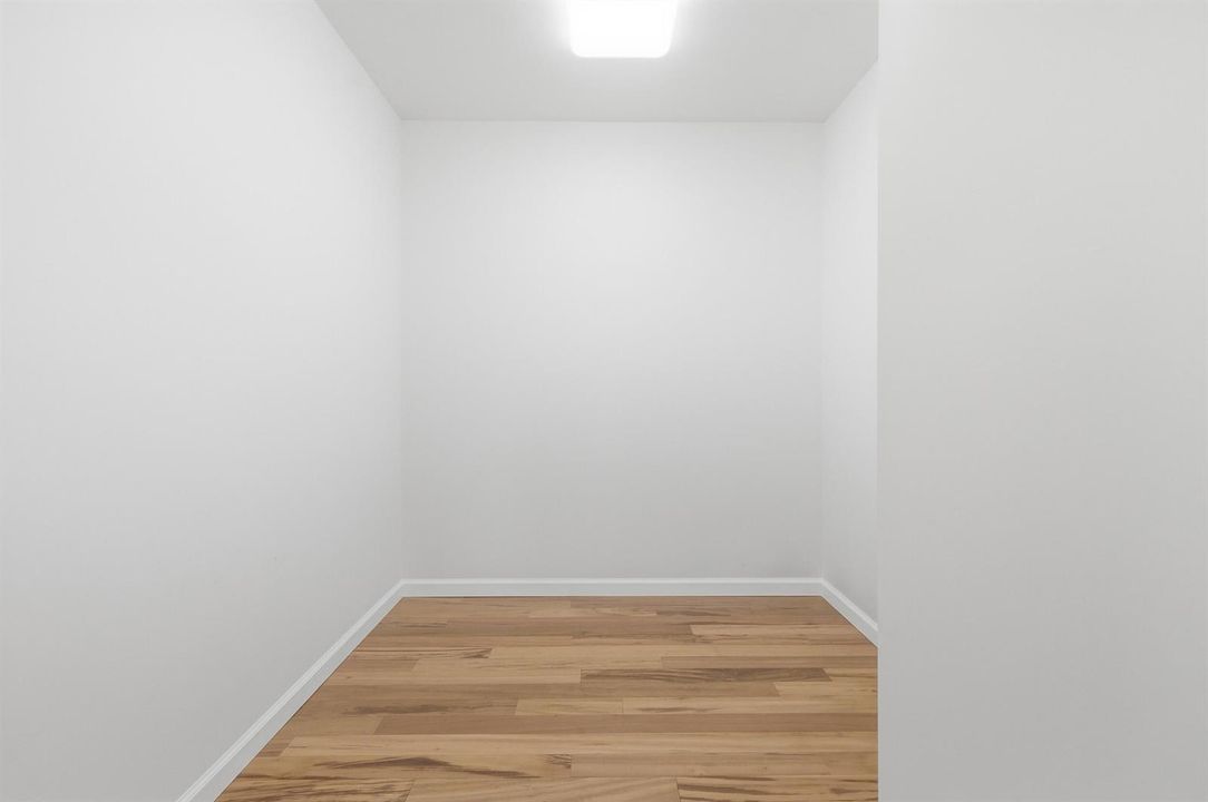 WALK-IN CLOSET