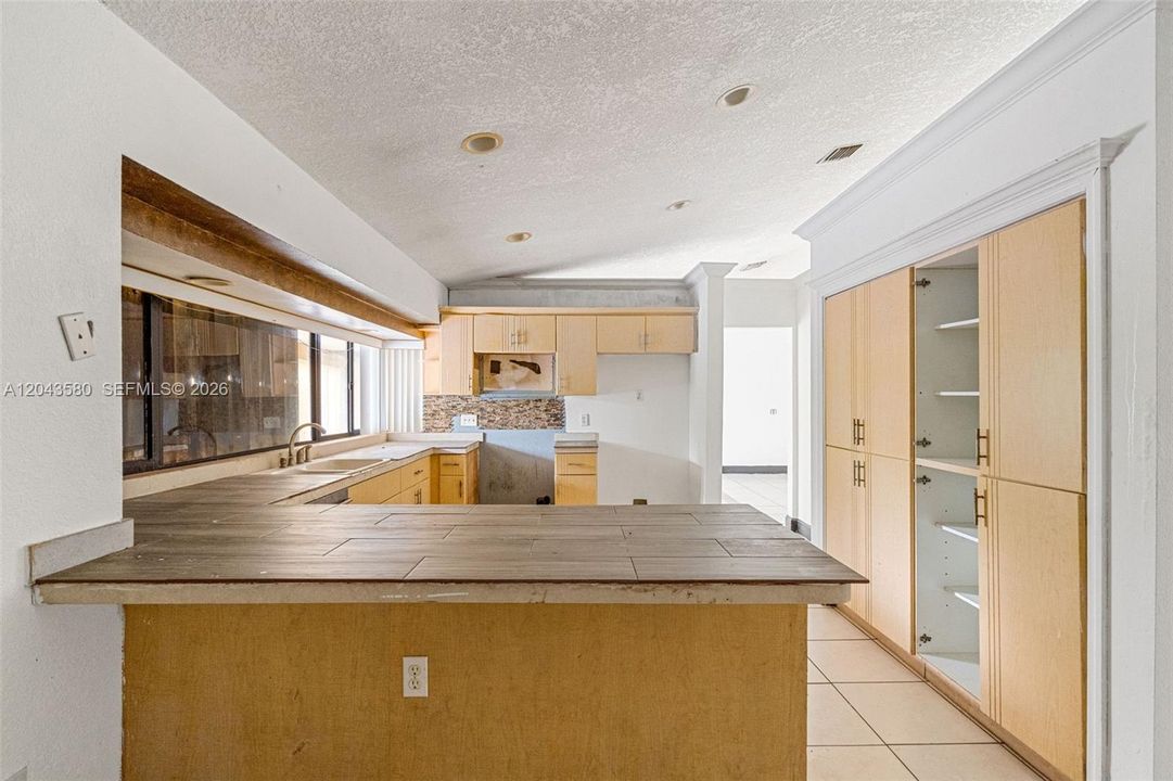 En Venta: $484,900 (4 camas, 2 baños, 2670 Pies cuadrados)