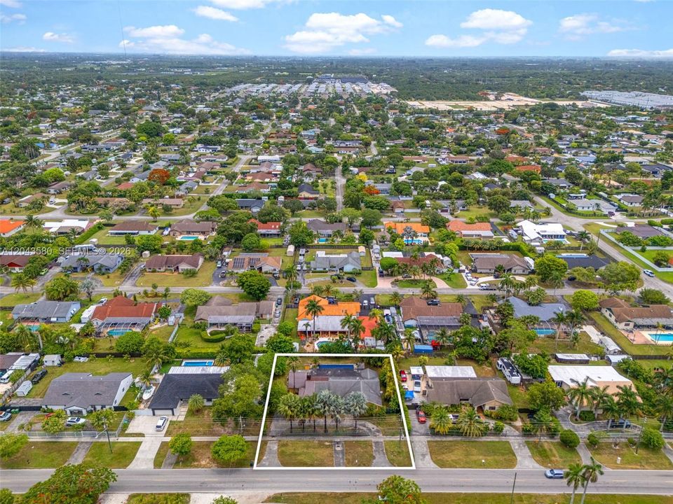 En Venta: $484,900 (4 camas, 2 baños, 2670 Pies cuadrados)
