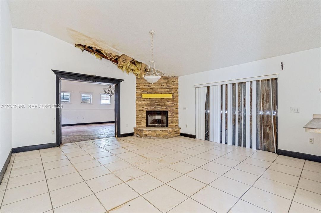 En Venta: $484,900 (4 camas, 2 baños, 2670 Pies cuadrados)