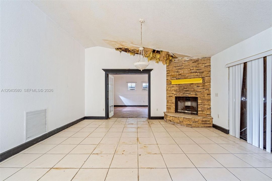En Venta: $484,900 (4 camas, 2 baños, 2670 Pies cuadrados)
