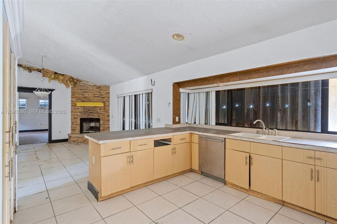 En Venta: $484,900 (4 camas, 2 baños, 2670 Pies cuadrados)