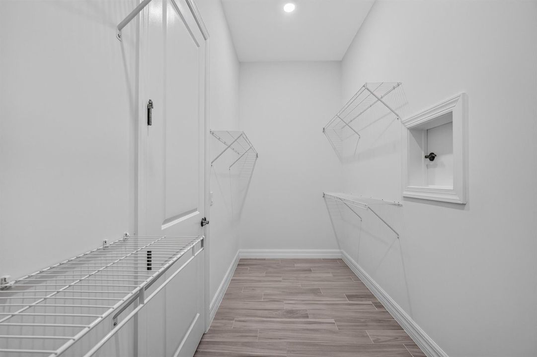 MASTER CLOSET II