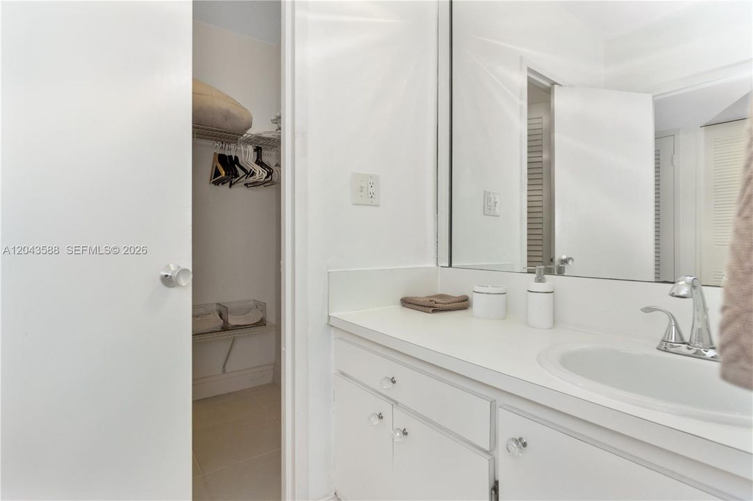 En Venta: $299,000 (0 camas, 1 baños, 530 Pies cuadrados)