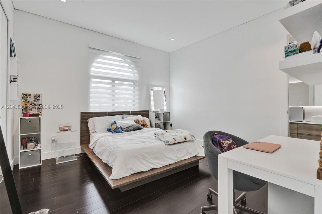 For Rent: $13,000 (6 beds, 4 baths, 3390 Square Feet)