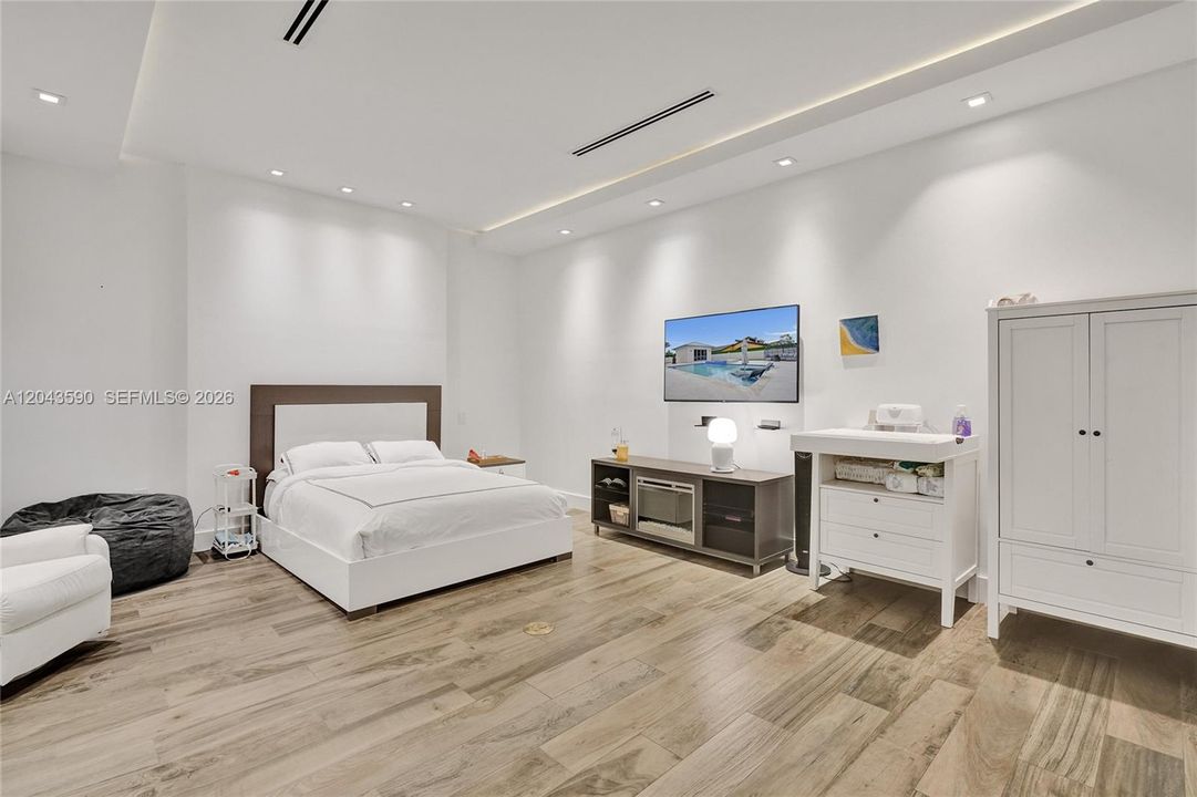 For Rent: $13,000 (6 beds, 4 baths, 3390 Square Feet)