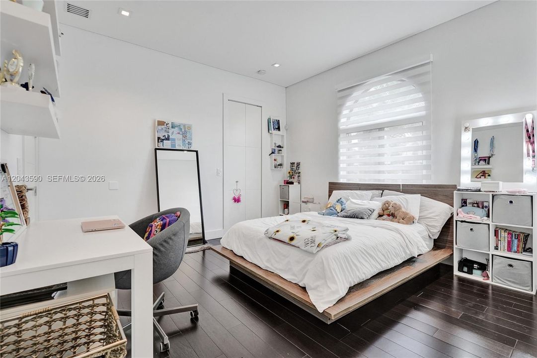 For Rent: $13,000 (6 beds, 4 baths, 3390 Square Feet)