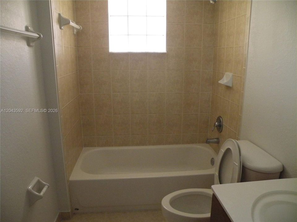 В аренду: $2,300 (2 спален, 2 ванн, 1303 Квадратных фут)