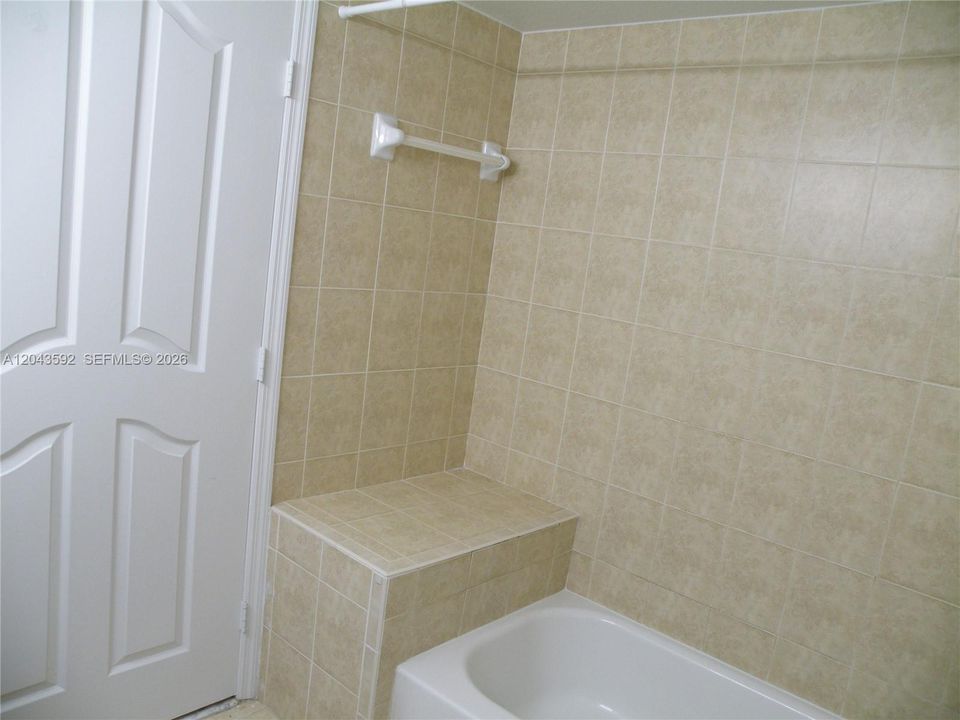 В аренду: $2,300 (2 спален, 2 ванн, 1303 Квадратных фут)