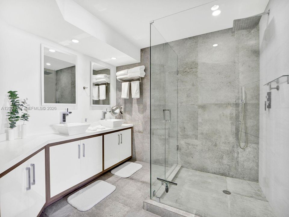 For Rent: $6,000 (2 beds, 2 baths, 1400 Square Feet)