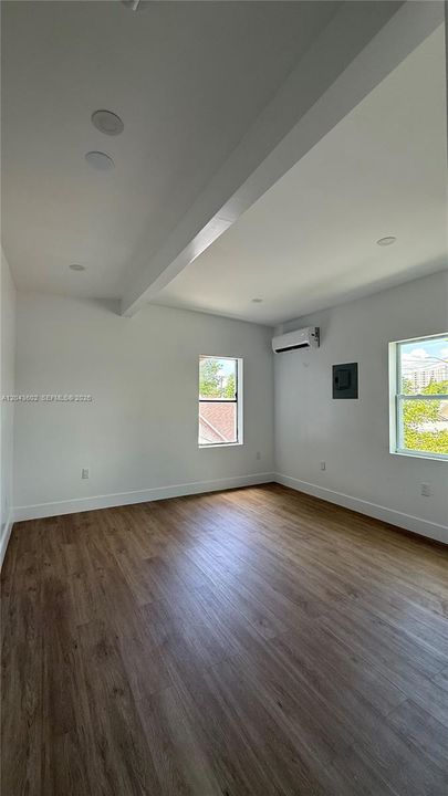 For Rent: $2,000 (2 beds, 1 baths, 4093 Square Feet)