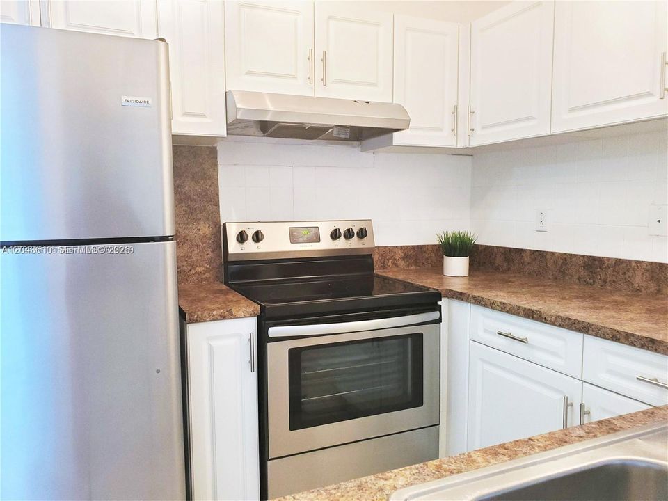 For Rent: $2,250 (2 beds, 2 baths, 825 Square Feet)