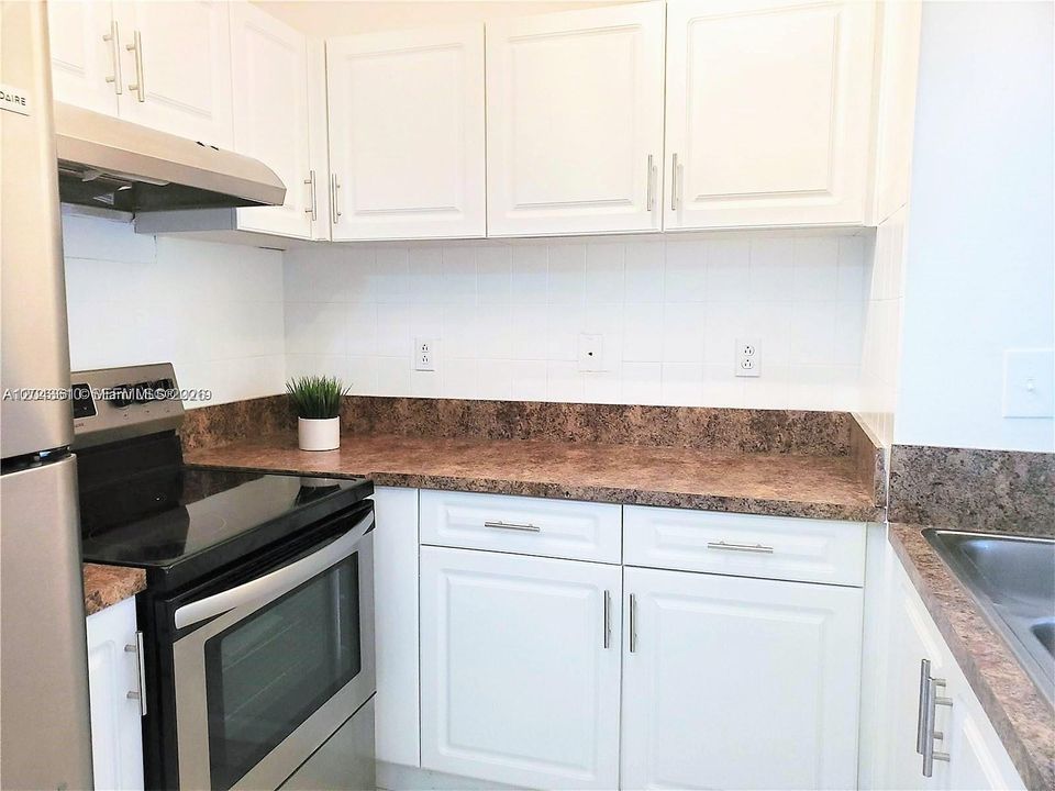 For Rent: $2,250 (2 beds, 2 baths, 825 Square Feet)