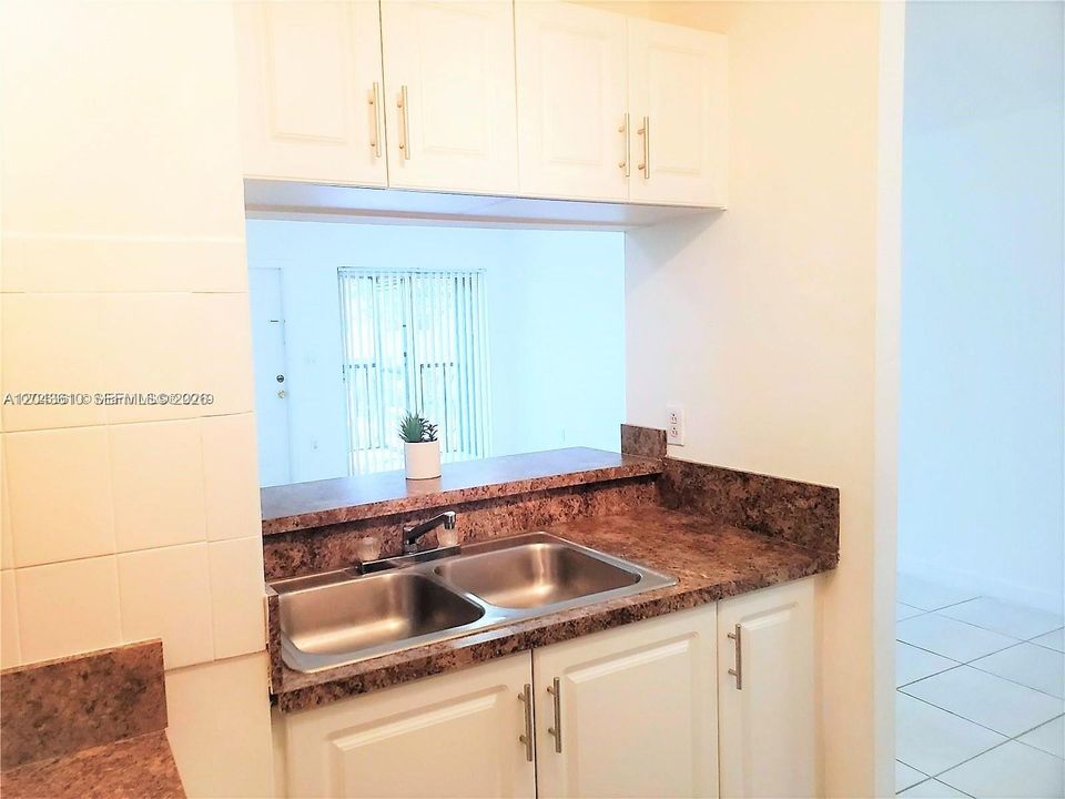 For Rent: $2,250 (2 beds, 2 baths, 825 Square Feet)