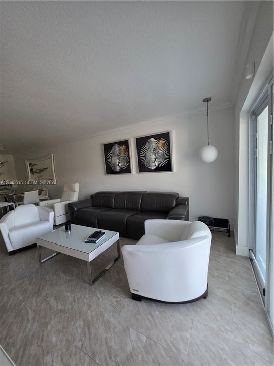 En Venta: $299,000 (2 camas, 2 baños, 1126 Pies cuadrados)