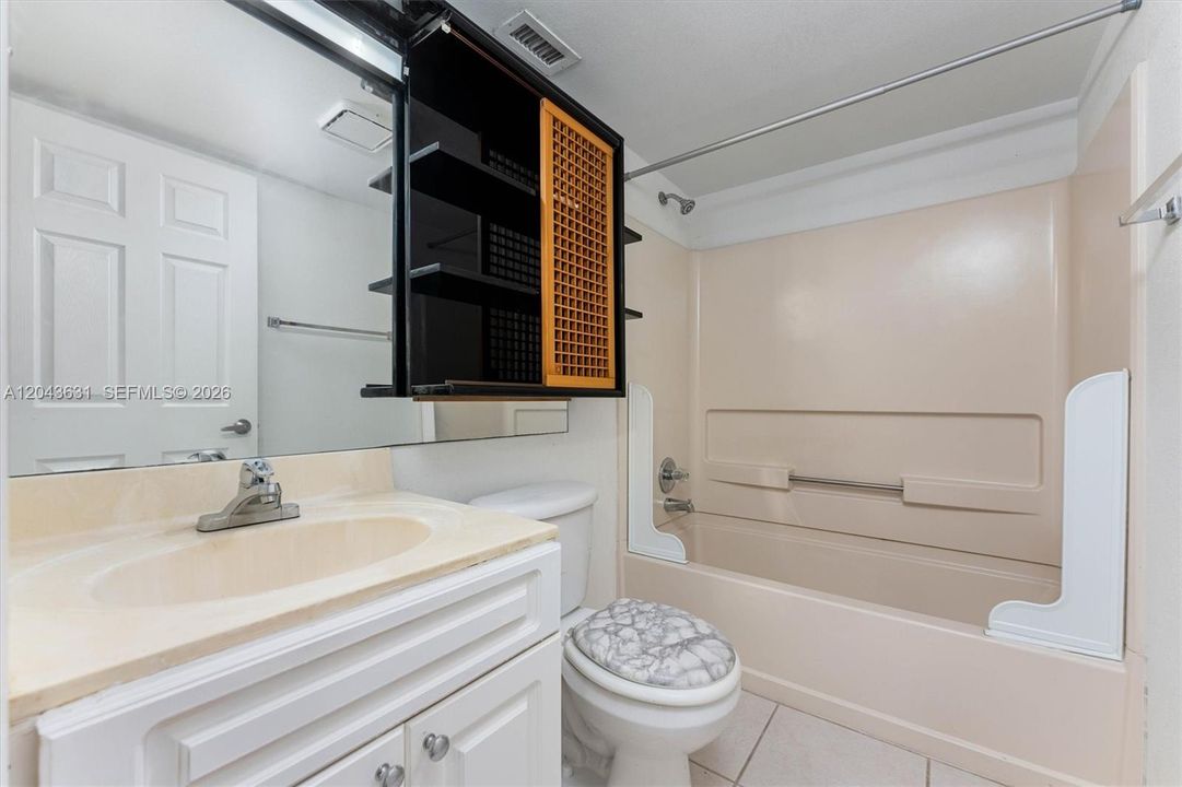 En Venta: $345,000 (2 camas, 2 baños, 1302 Pies cuadrados)