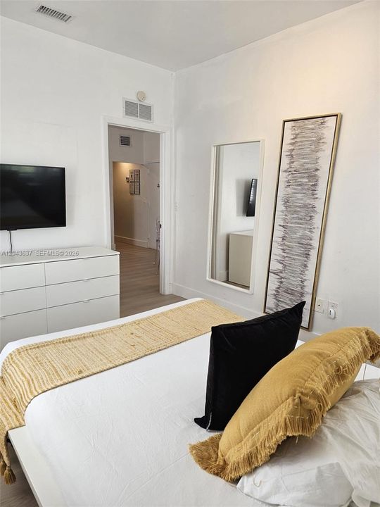 For Sale: $450,000 (2 beds, 1 baths, 612 Square Feet)