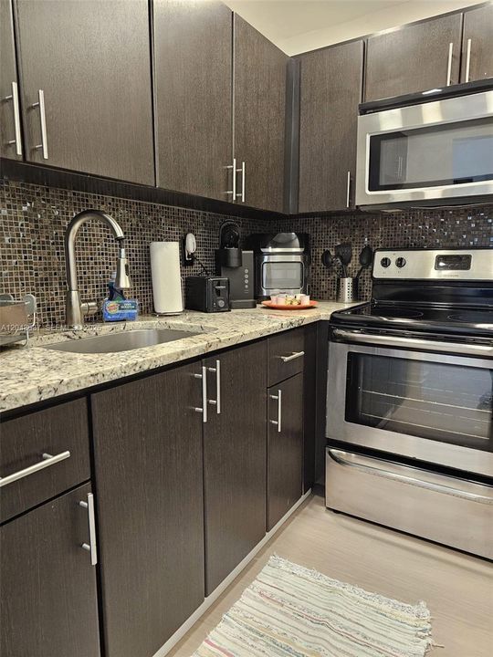 For Sale: $450,000 (2 beds, 1 baths, 612 Square Feet)