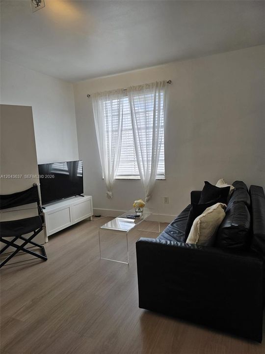 For Sale: $450,000 (2 beds, 1 baths, 612 Square Feet)