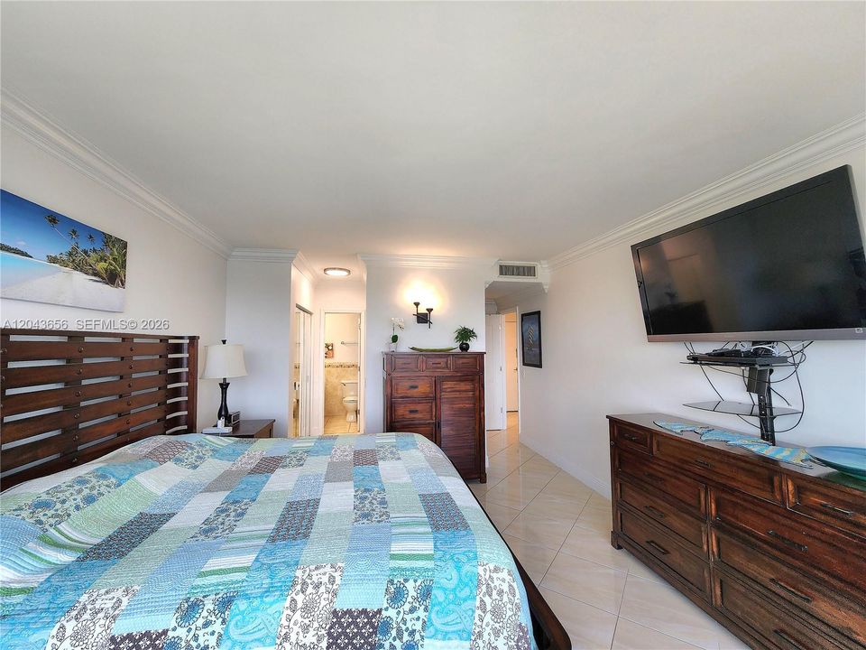 For Sale: $379,000 (1 beds, 1 baths, 1010 Square Feet)